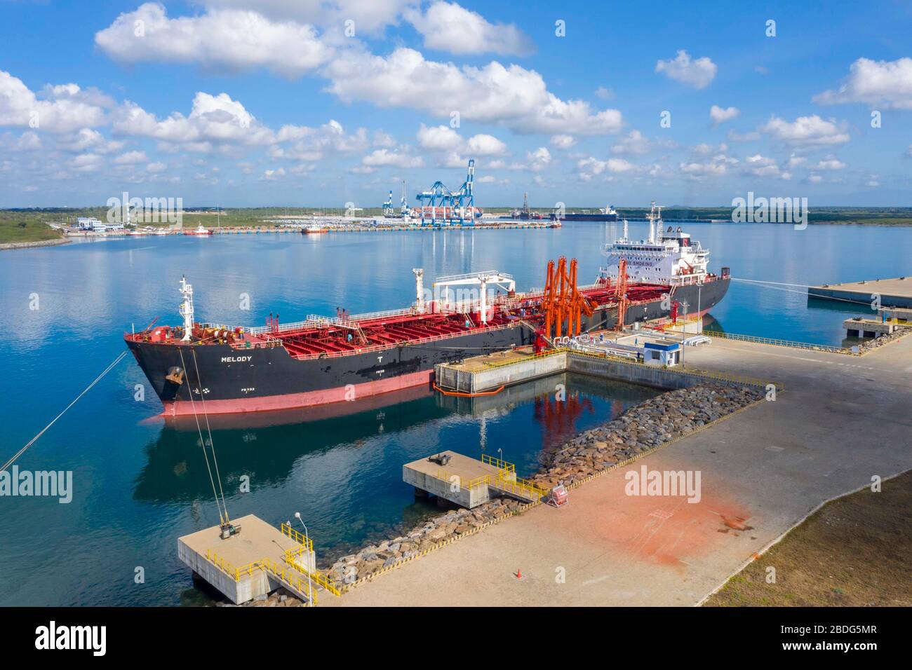 (200408) -- COLOMBO, 8 aprile 2020 (Xinhua) -- la foto aerea scattata il 6 aprile 2020 mostra il Monte delle Isole Marshall. Nave da bunkering della melodia in operazione al porto internazionale di Hambantota, Sri Lanka. La joint venture Sri Lanka-Cina, Hambantota International Port (HIP), è destinata ad avviare le operazioni di bunkering del carburante e a sostenere le catene di approvvigionamento interessate dal COVID-19 dopo che una nave ha terminato di scaricare il carburante a basso tenore di zolfo nei serbatoi del porto il martedì pomeriggio. PER ANDARE CON:il porto di Hambantota dello Sri Lanka per sostenere le catene di fornitura interessate COVID-19 con combustibile a basso tenore di zolfo (foto di Liu Hongru/Xinhua) Foto Stock