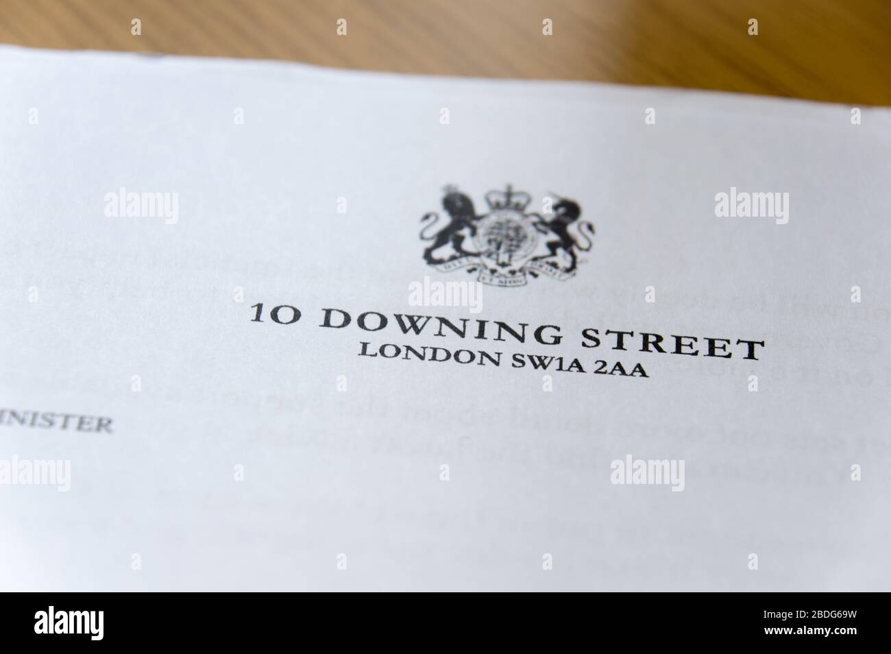 Lettera del primo ministro britannico a una famiglia individuale con il libretto informativo di Coronavirus (Covid19) Foto Stock