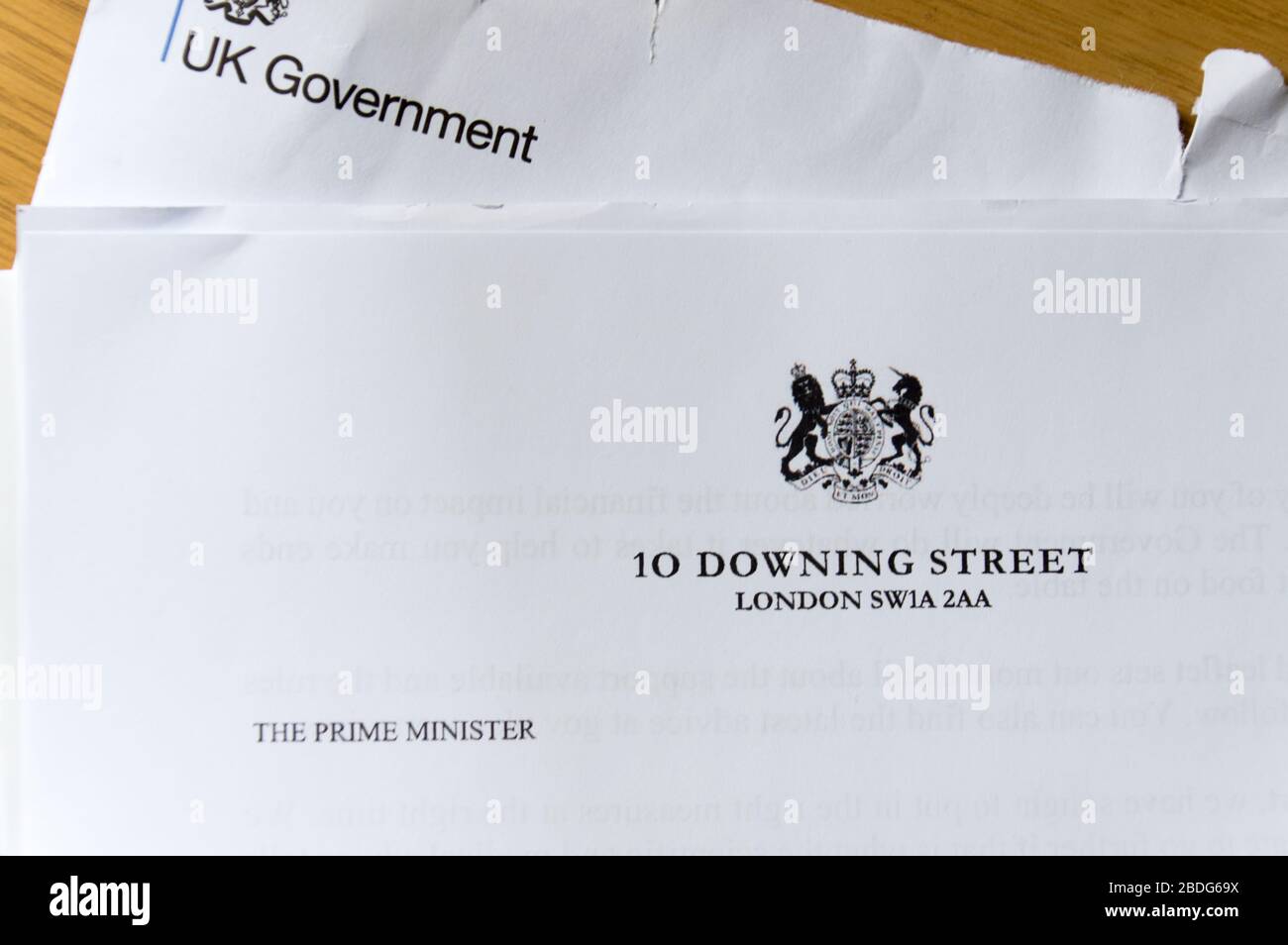 Lettera del primo ministro britannico a una famiglia individuale con il libretto informativo di Coronavirus (Covid19) Foto Stock