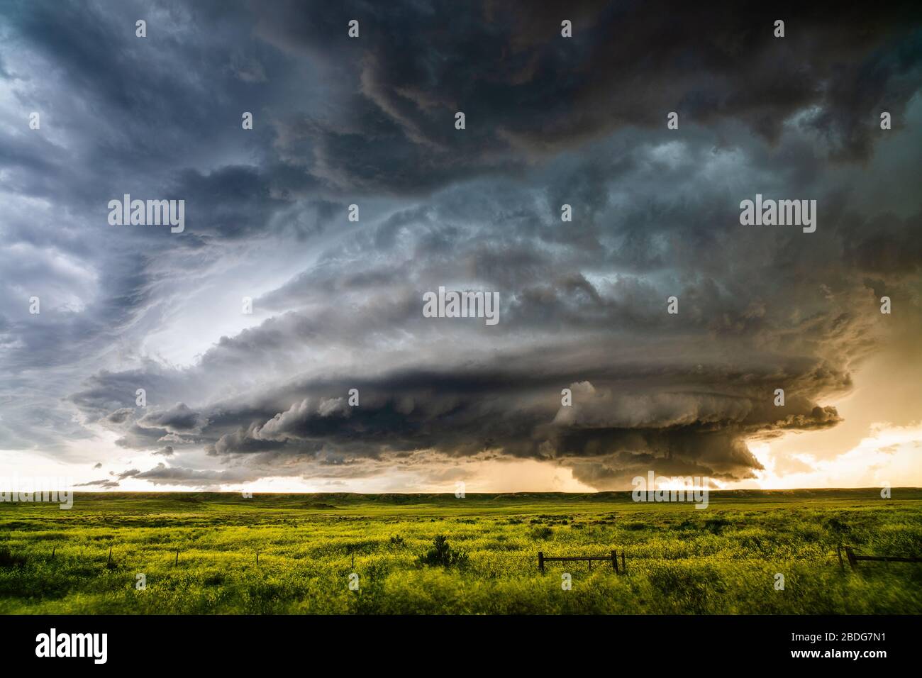 Tempesta di supercelle oscura e drammatica, con nuvole minacciose sulle pianure nei pressi di Grass Range, Montana Foto Stock