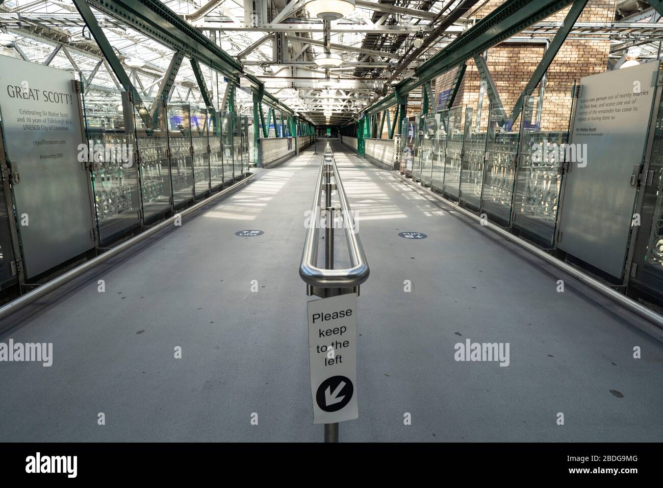 Edimburgo, Scozia, Regno Unito. 8 aprile 2020. Immagini da Edimburgo durante il continuo blocco di Coronavirus. Nella foto, la stazione ferroviaria di Waverley è quasi deserta. Iain Masterton/Alamy Live News. Foto Stock