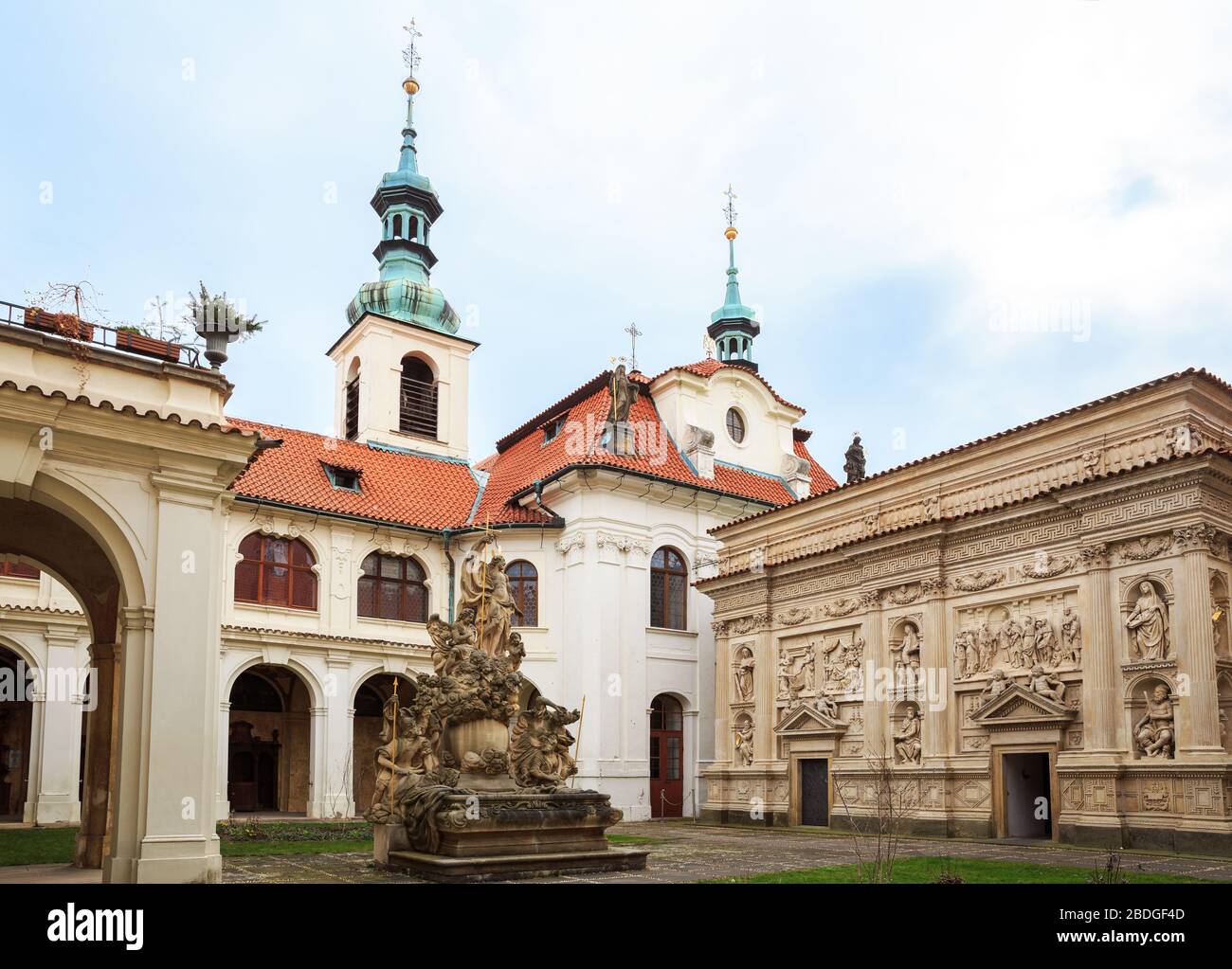 Praga Loreta, cortile, fontana della Risurrezione di Cristo e il rifugio della Vergine Maria di Loreto Foto Stock