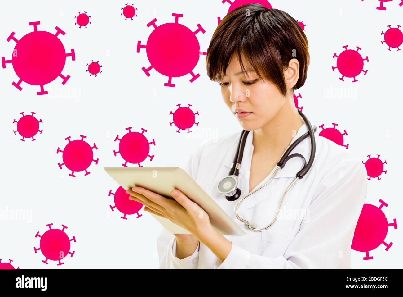 Medico asiatico americano che tiene il computer della compressa con sfondo dell'illustrazione del coronavirus Foto Stock