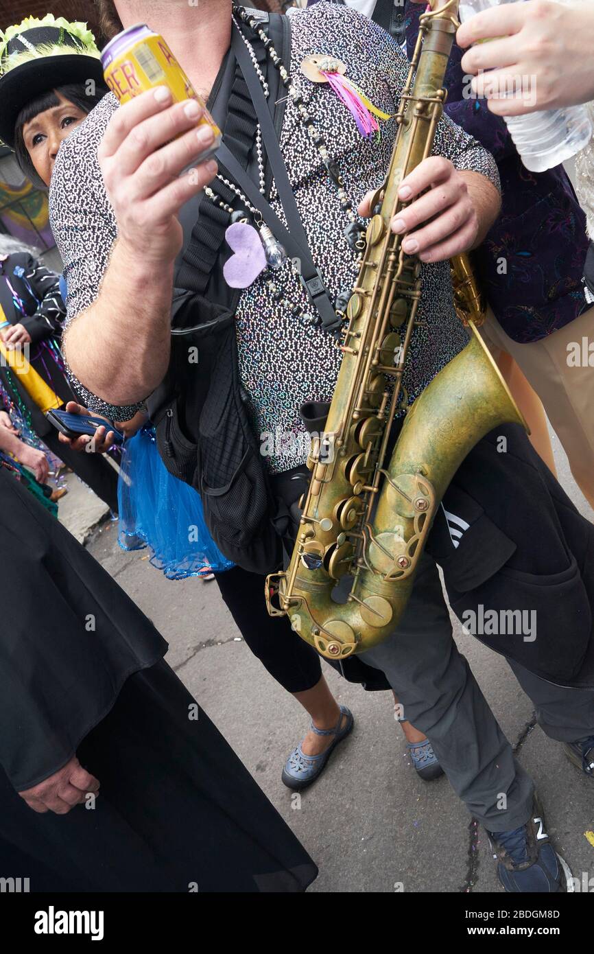 Musicista alla parata di Mardi Gras di New Orleans. Foto Stock
