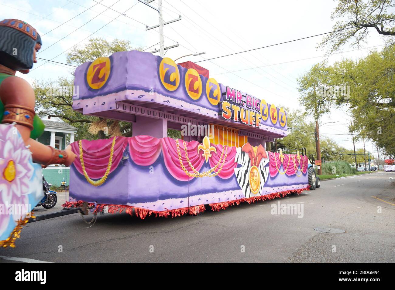 Mardi Gras sfilano carri che scendono lungo Poland Avenue il Mercoledì delle Ceneri. Foto Stock