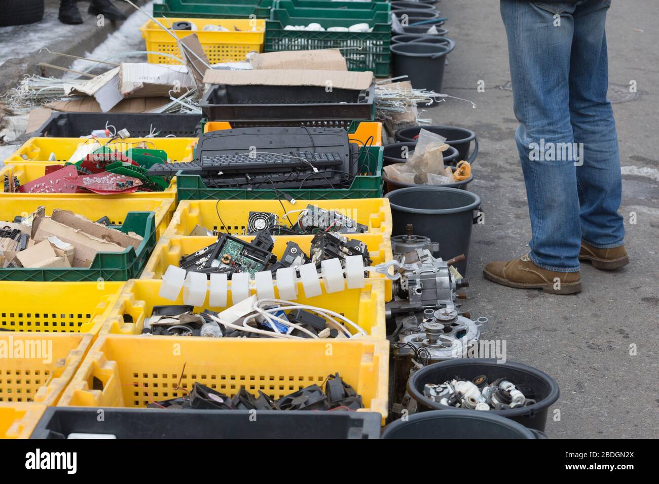 Set di vecchi computer apparecchiature elettriche in saccheggio nelle vecchie scatole sul mercato delle pulci a Kiev, Ucraina vicino alla stazione metropolitana Petrovka Pochaina Foto Stock