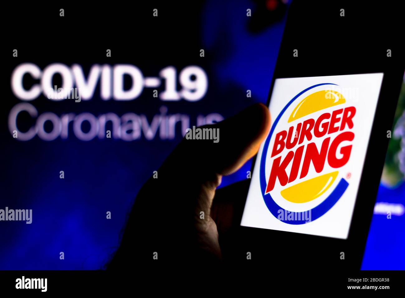 Aprile 8, 2020, Brasile: In questa illustrazione fotografica il logo Burger King (BK) visualizzato su uno smartphone con un modello di computer del coronavirus COVID-19 sullo sfondo. (Credit Image: © Rafael Henrique/SOPA Images via ZUMA Wire) Foto Stock