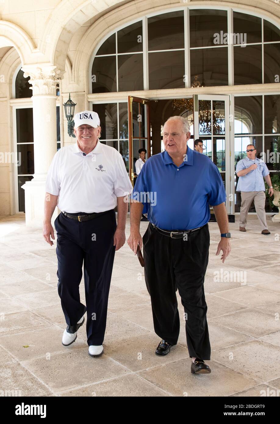 Il presidente Donald J. Trump e il commentatore radiofonico Rush Limbaugh posano per una foto Venerdì, 19 aprile 2019, durante il loro giro di golf al Trump International Golf Club a West Palm Beach, Flao. Foto Stock