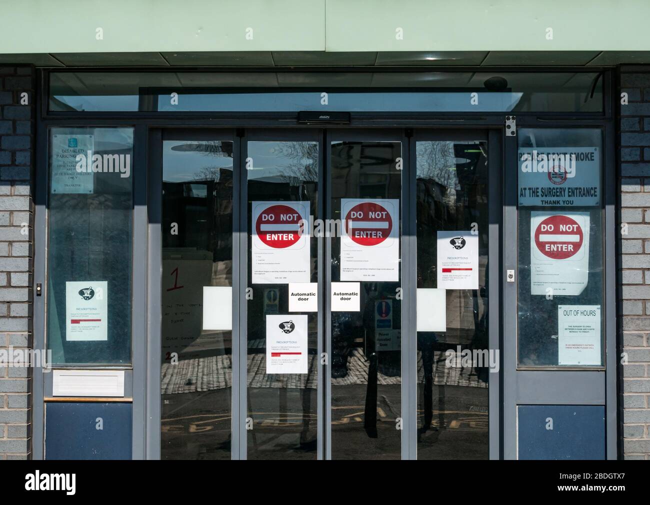 Non inserire alcun avviso sulla porta d'ingresso dell'ambulatorio GP durante la pandemia di Coronavirus Covid-19, Edimburgo, Scozia, Regno Unito Foto Stock
