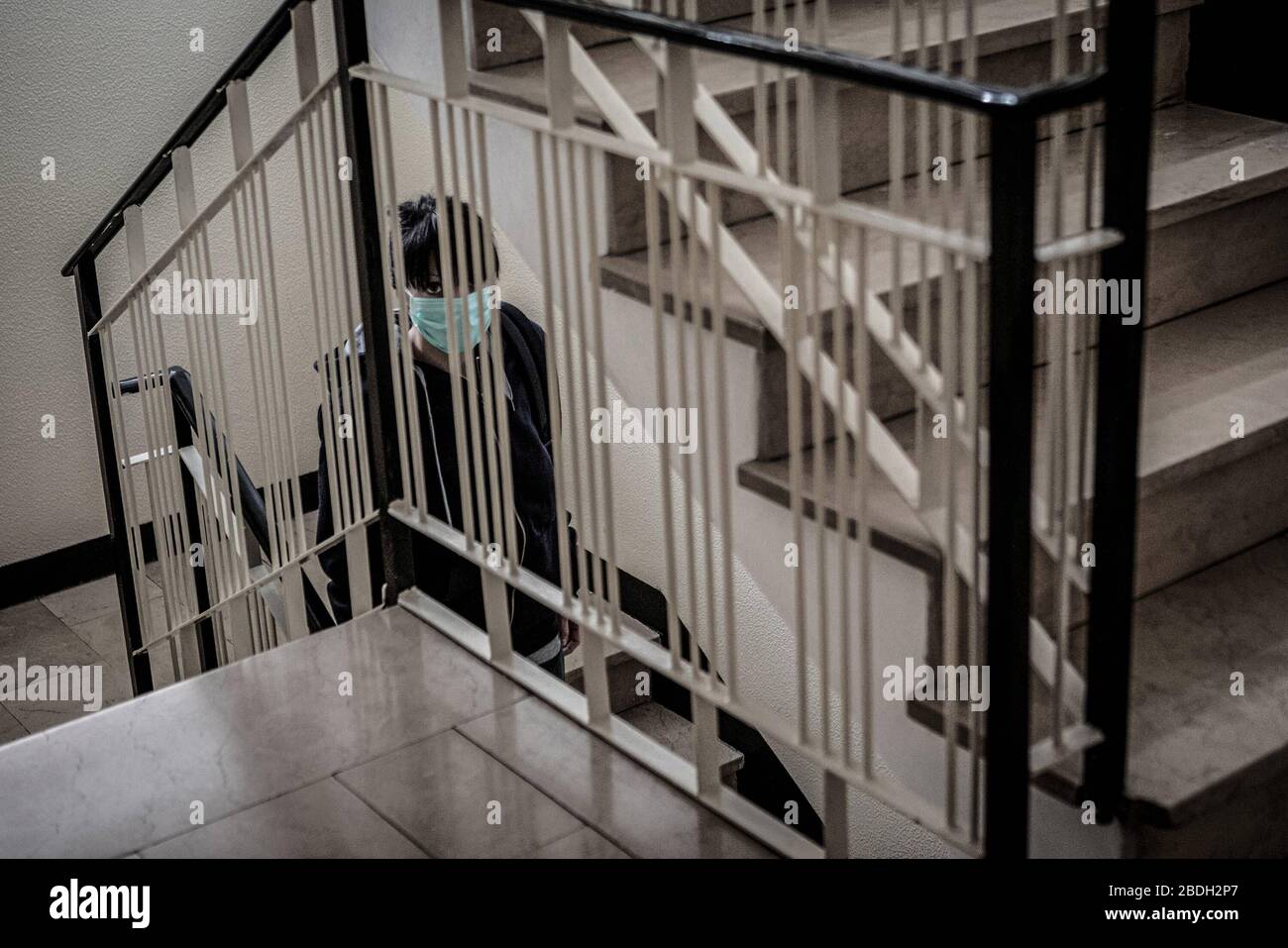 Ferrara, Italia. 8 aprile 2020. La mancanza di riposo fisico e mentale di un'infermiera italiana nell'emergenza "Coronavirus". DIDASCALIA: La triste e preoccupata guardare sul suo modo di lavorare in ospedale di nuovo. Ferrara (IT) - 2020 marzo - tel. Luciana Passaro Editoriale solo utilizzo Credit: Independent Photo Agency Srl/Alamy Live News Foto Stock