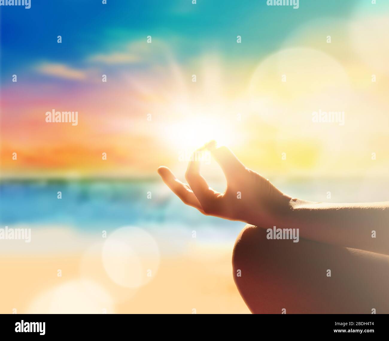 Yoga, meditazione e stile di vita sano sulla spiaggia estiva. Foto Stock