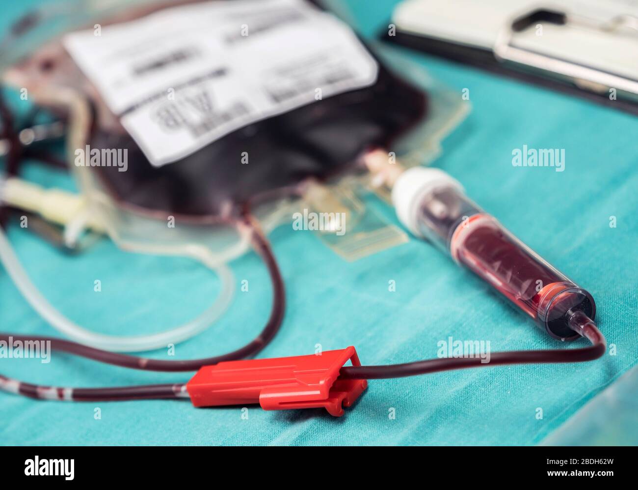 Svuotare sacca di sangue accanto al contagocce, immagine concettuale Foto Stock