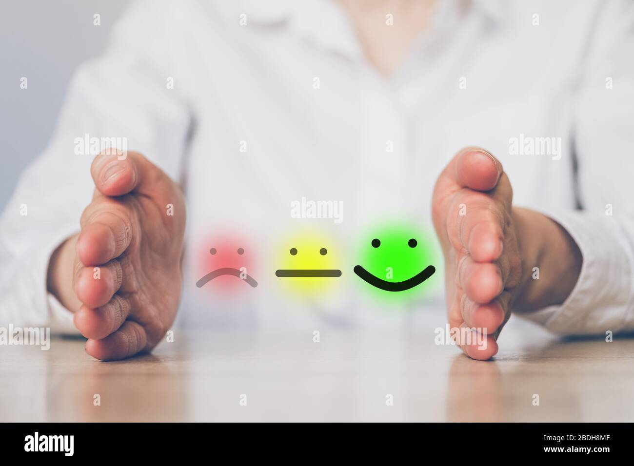 Il concetto di una valutazione positiva sotto forma di un smiley - oggetti astratti tra le palme. Primo piano. Foto Stock