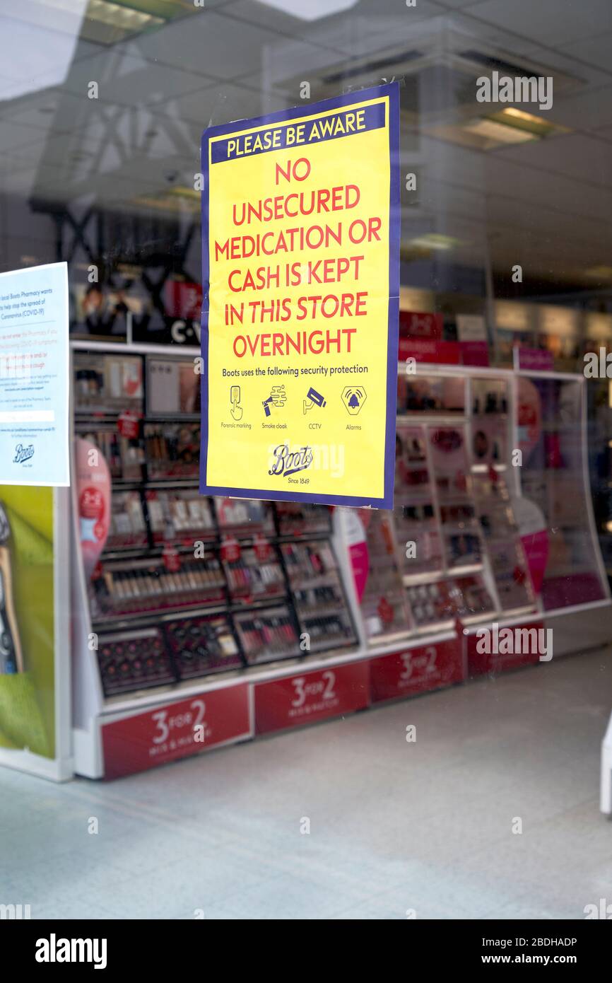 Poster informativo nella finestra della farmacia Boots Foto Stock
