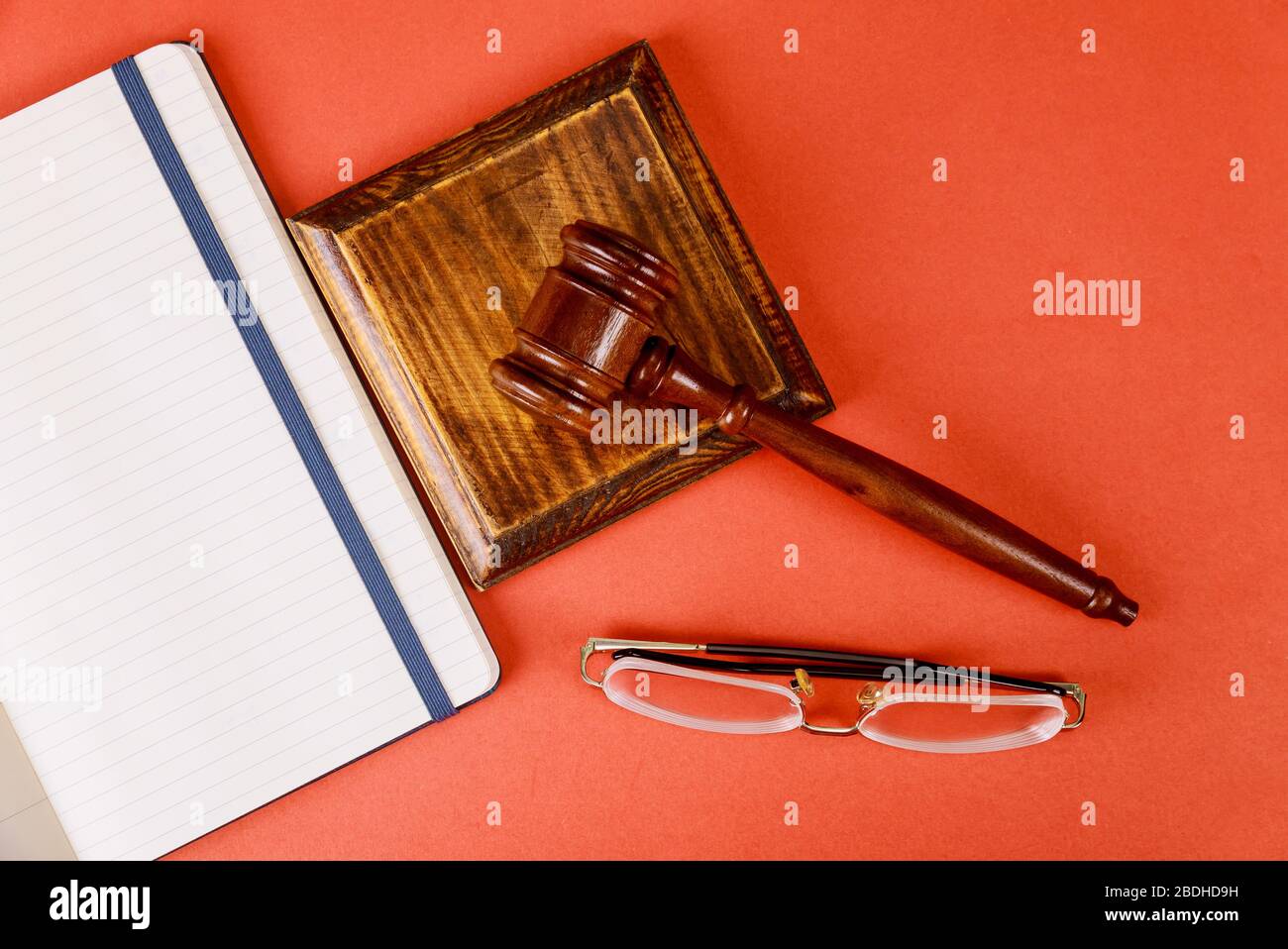 Giudici gavel in legno di occhiali da lettura con ufficio da tavolo giudice forniture di legge Foto Stock