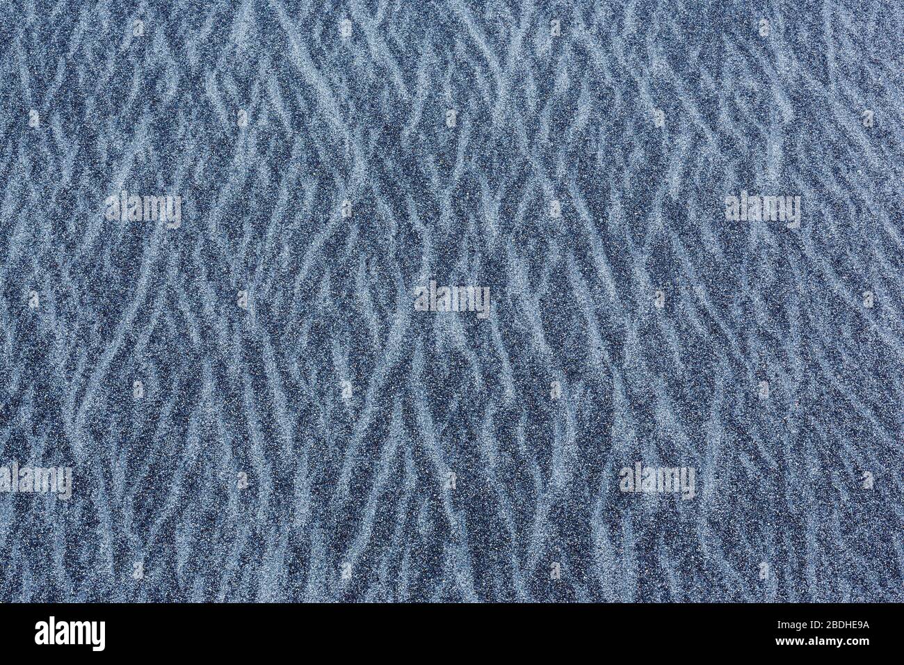 Incredibili motivi di sabbia, tra cui le particelle di sabbia nera più pesanti, sulla spiaggia di Rialto nel Parco Nazionale Olimpico, Washington state, USA Foto Stock