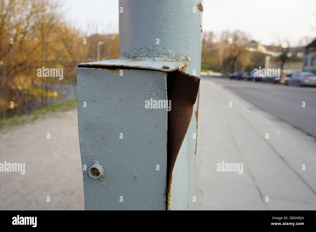 Vecchio lampione arrugginito con alcuni bordi taglienti Foto Stock