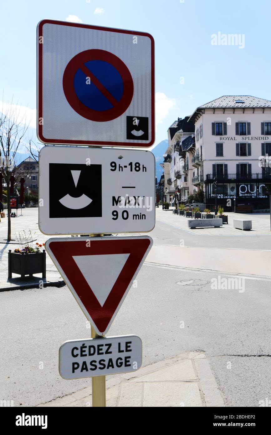 Panneau de signalisation routière : stationnement avec disque obligatoire de 9h ˆ 18h. Massimo 90 minuti. Cédez le passaggio. Saint-Gervais-les-Bains. Foto Stock
