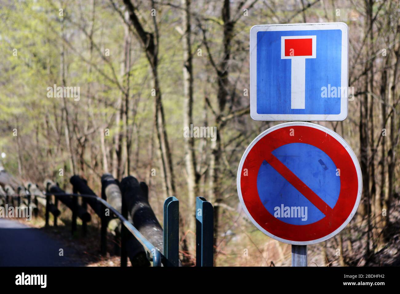 Panneau de signalisation routière : sens unique. Interdiction de stationner. Saint-Gervais-les-Bains. Alta Savoia. Francia. Foto Stock