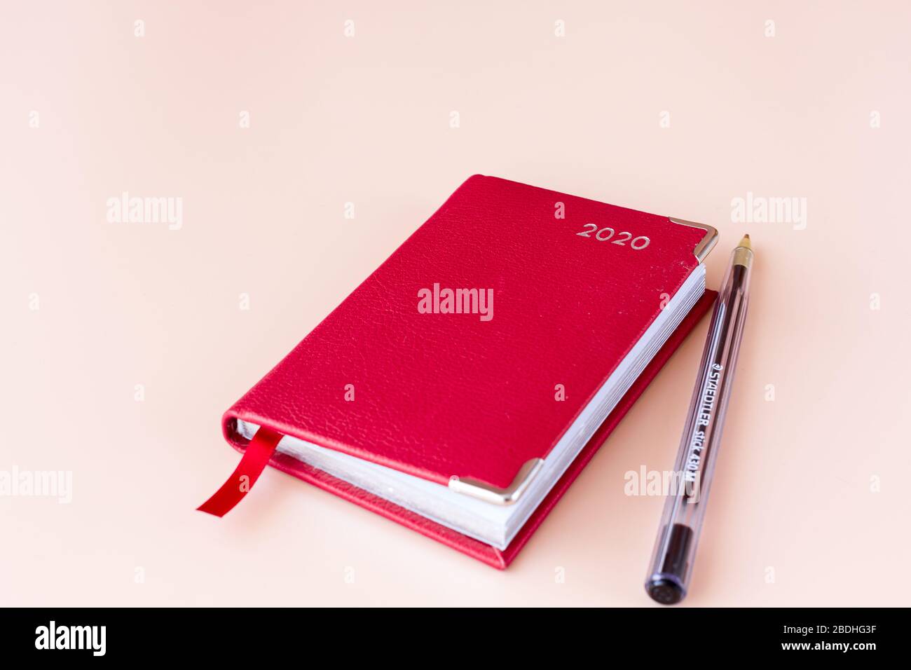 Un diario rosso del 2020, organizzatore personale e penna Foto Stock