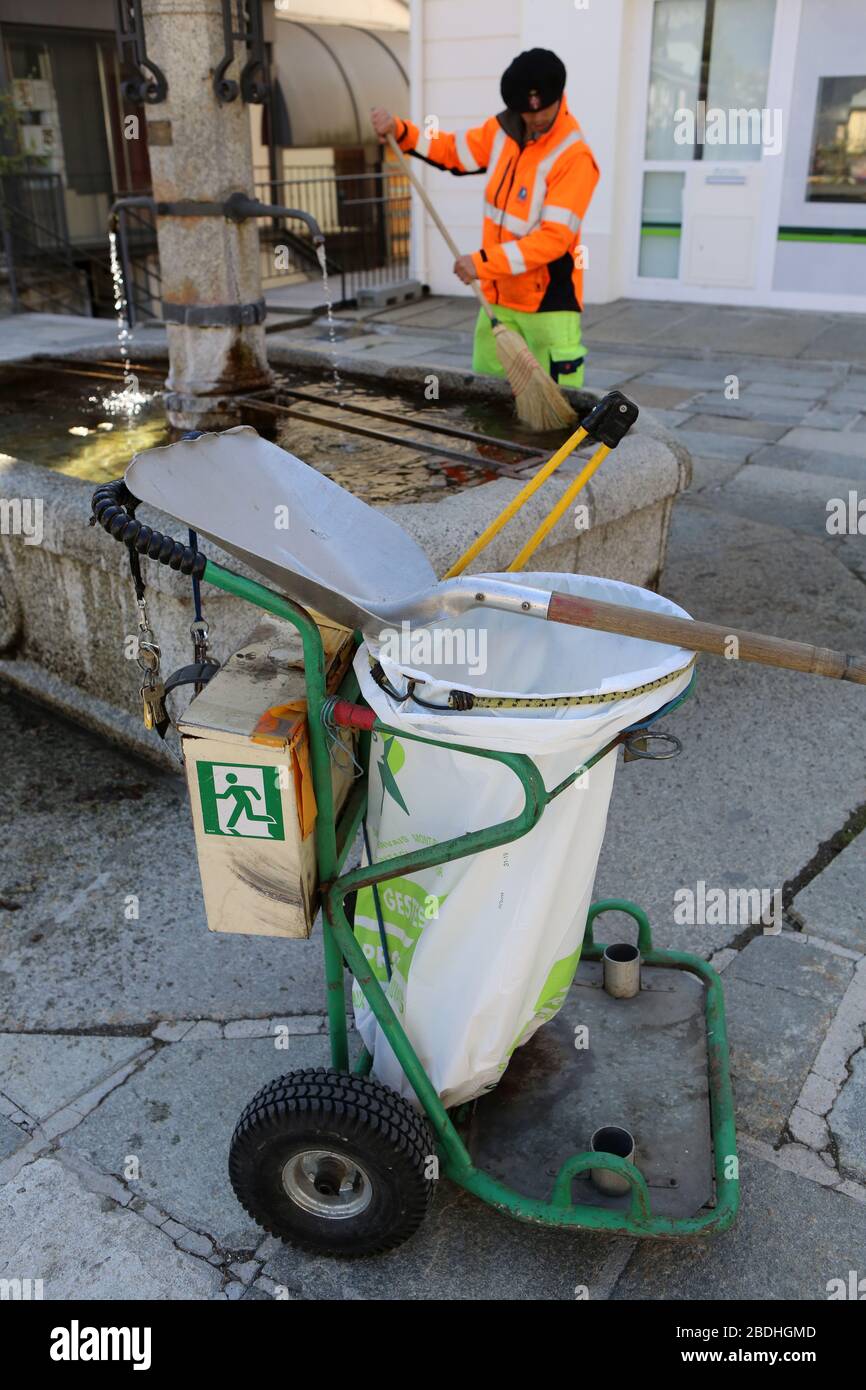 Agent d'entertien lavant figlio balai dans une fontaine. Saint-Gervais-les-Bains. Alta Savoia. Francia. Foto Stock