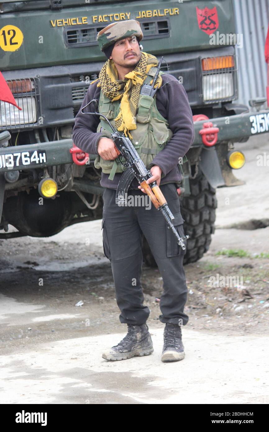 Srinagar, India. 7 aprile 2020. Un uomo dell'esercito indiano sta la Guardia durante il Gunfight tra militanti e forze di sicurezza nel villaggio di Sopore del distretto di Baramulla nel nord di Srinagar (foto di Sajad Hameed/Pacific Press) Credit: Pacific Press Agency/Alamy Live News Foto Stock