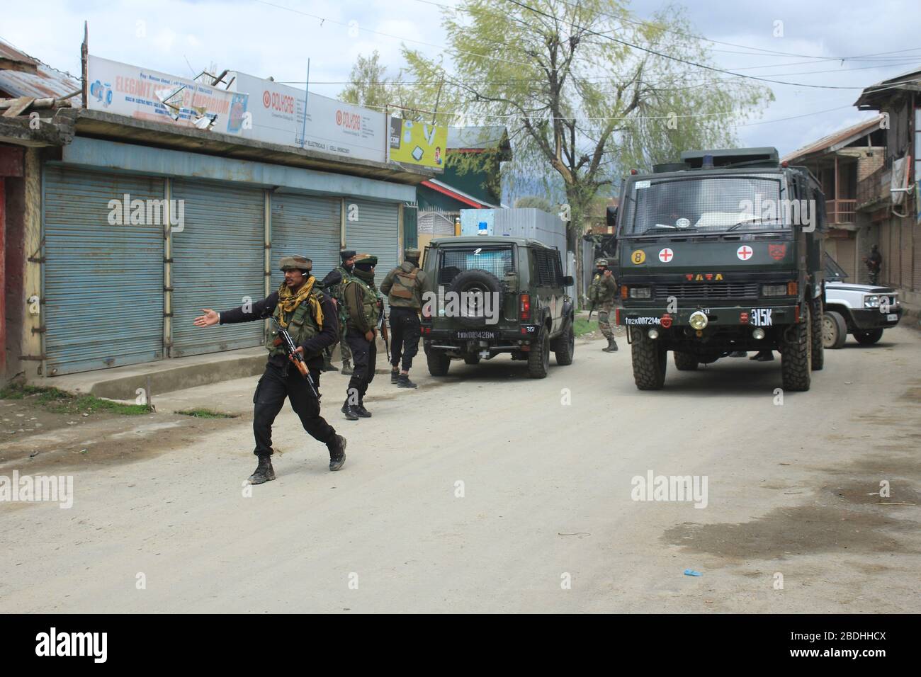 Srinagar, India. 8 aprile 2020. Le truppe indiane si spostano verso il sito di Gunfight a Sopore nel distretto di Baramulla del Kashmir settentrionale. (Foto di Sajad Hameed/Pacific Press) Credit: Pacific Press Agency/Alamy Live News Foto Stock