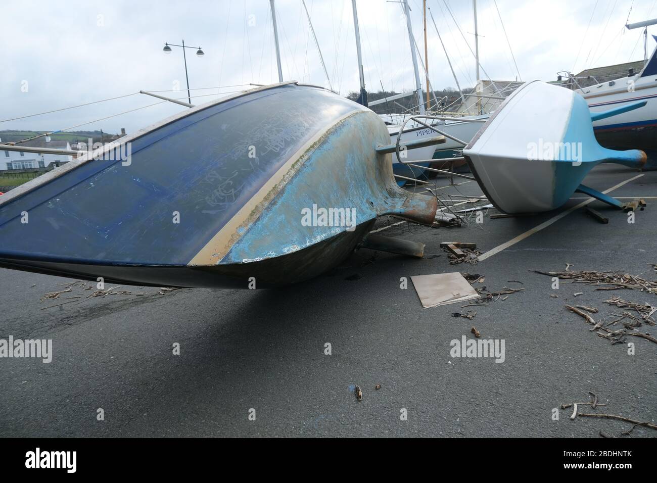 Danni causati da tempeste: Due imbarcazioni sono saltate in secca nel porto di Aberaeron, Galles, Regno Unito Foto Stock