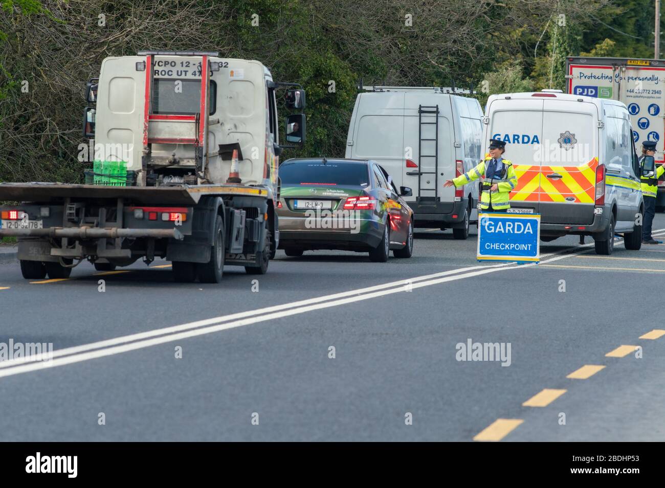 Ashbourne, Irlanda. 8 aprile 2020. I membri di un Garda Síochána, più comunemente chiamati Gardaí o 'le Guardie', sono il servizio di polizia della Repubblica d'Irlanda visto oggi che presera un checkpoint fuori Ashbourne, Contea di Meath per chiedere ai conducenti da dove stanno andando o venendo. Il governo irlandese ha dato al Garda Síochána nuovi poteri per imporre restrizioni alla circolazione pubblica a causa della pandemia del Covid-19.Gardaí può ora arrestare e detenere persone che ritengono non conformi alle restrizioni in vigore sulla circolazione pubblica. Credit: Barry Cronin/Alamy Live News Foto Stock