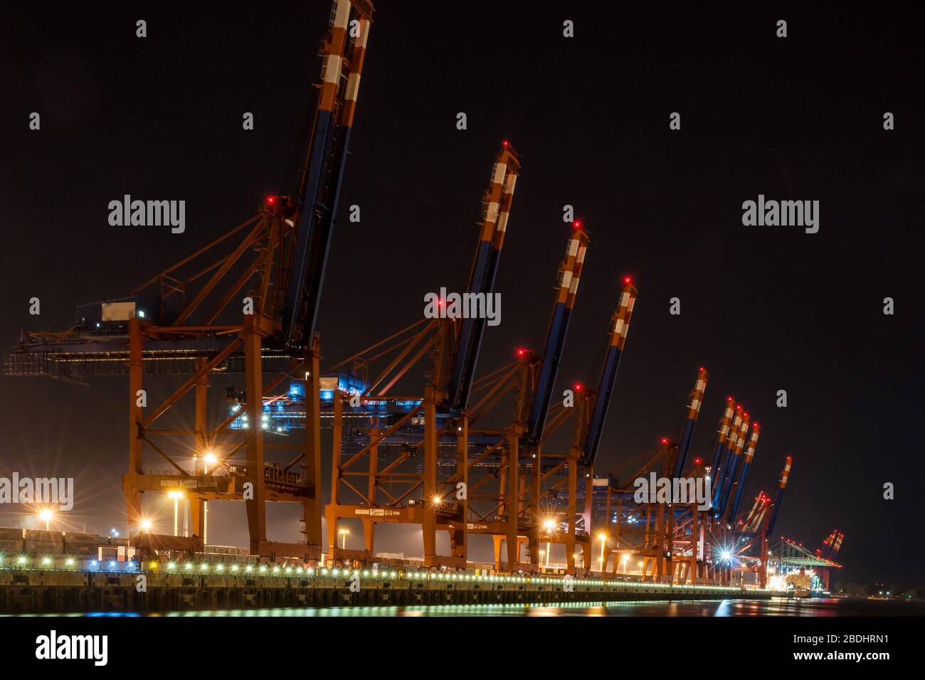 Gru per container nel porto di Amburgo di notte Foto Stock