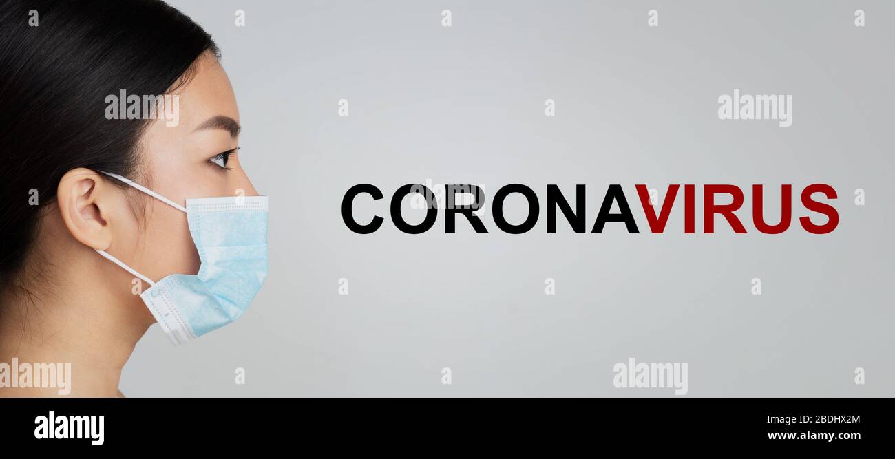 COVID-19 pandemia. Donna asiatica millenaria che indossa maschera monouso e parola CORONAVIRUS su sfondo grigio, collage Foto Stock