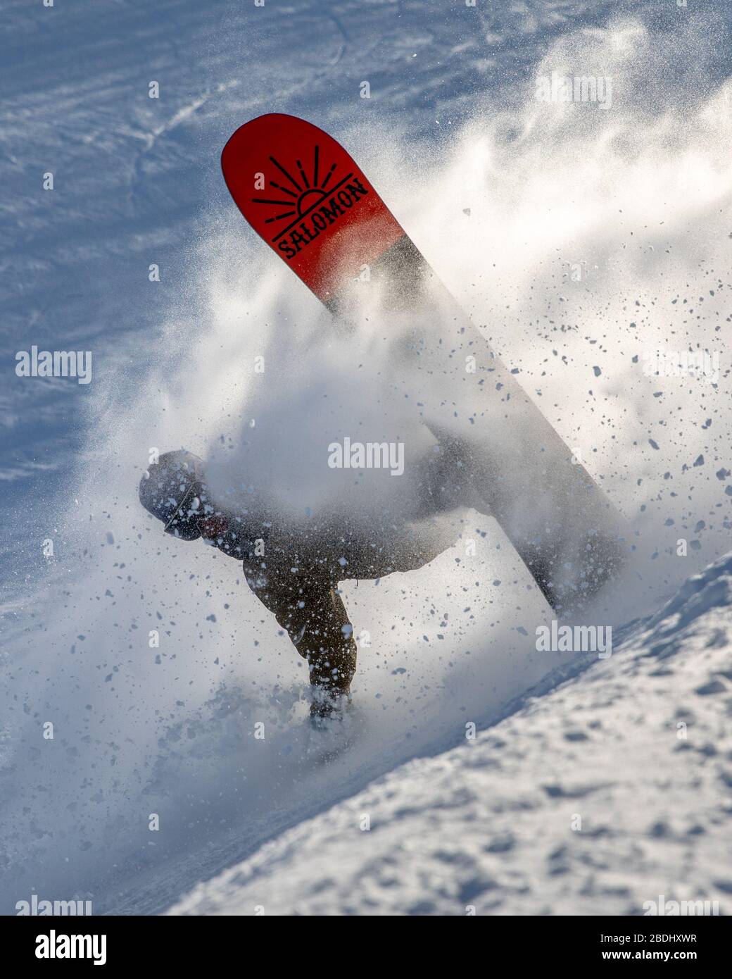 Snowboard attraverso la nube di neve in Giappone Foto Stock