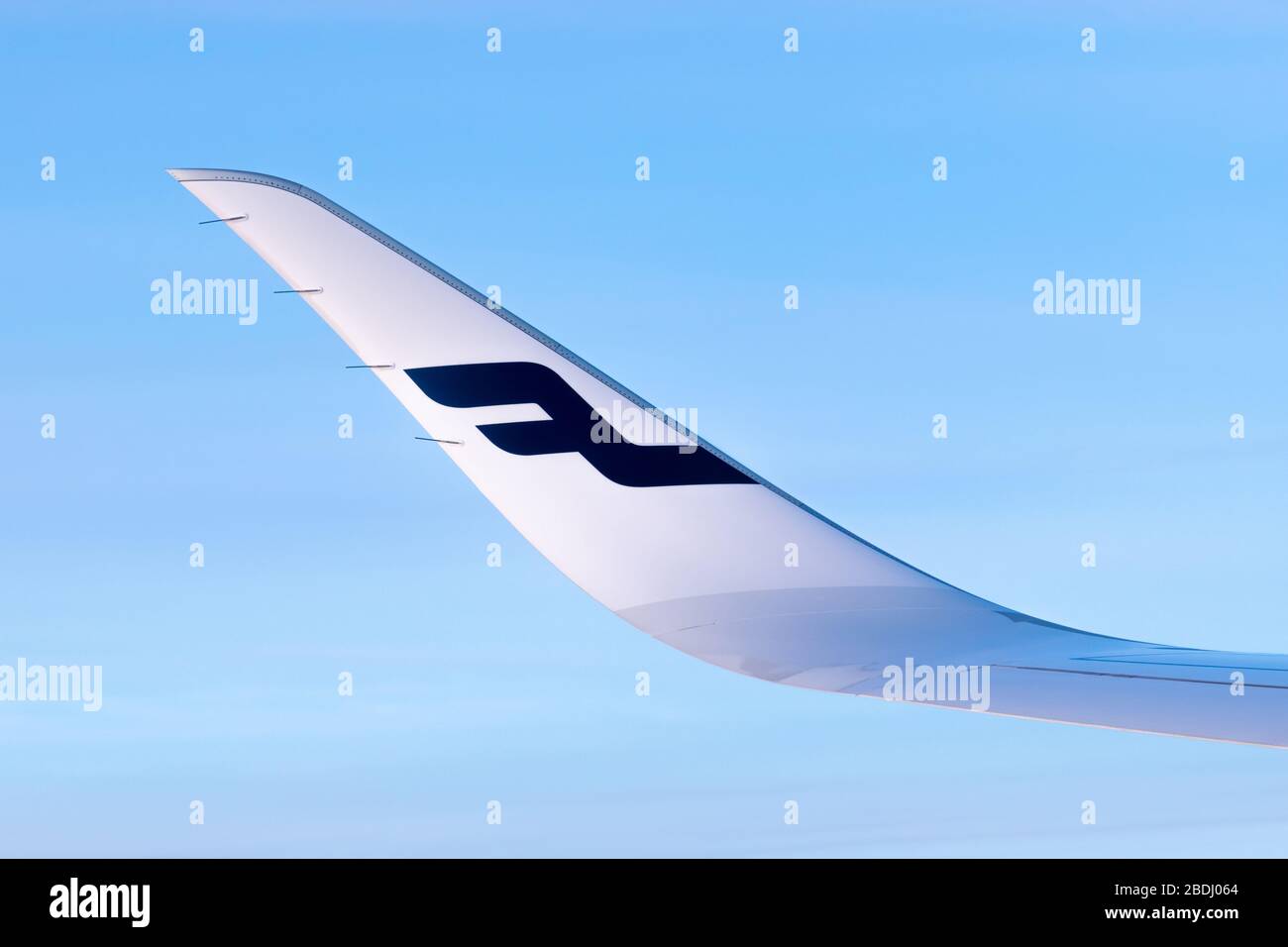 Finlandia Helsinki 2 MAR 2020 Logo blu delle compagnie aeree Finnair sull'ala dell'aereo di fronte al cielo blu Foto Stock