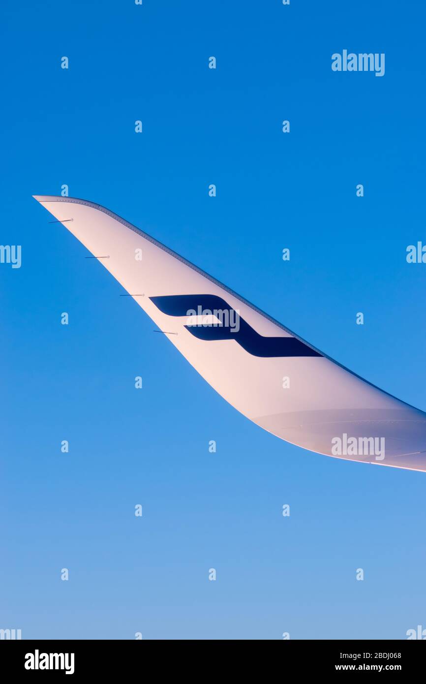 Finlandia Helsinki 2 MAR 2020 Logo blu delle compagnie aeree Finnair sull'ala dell'aereo di fronte al cielo blu Foto Stock