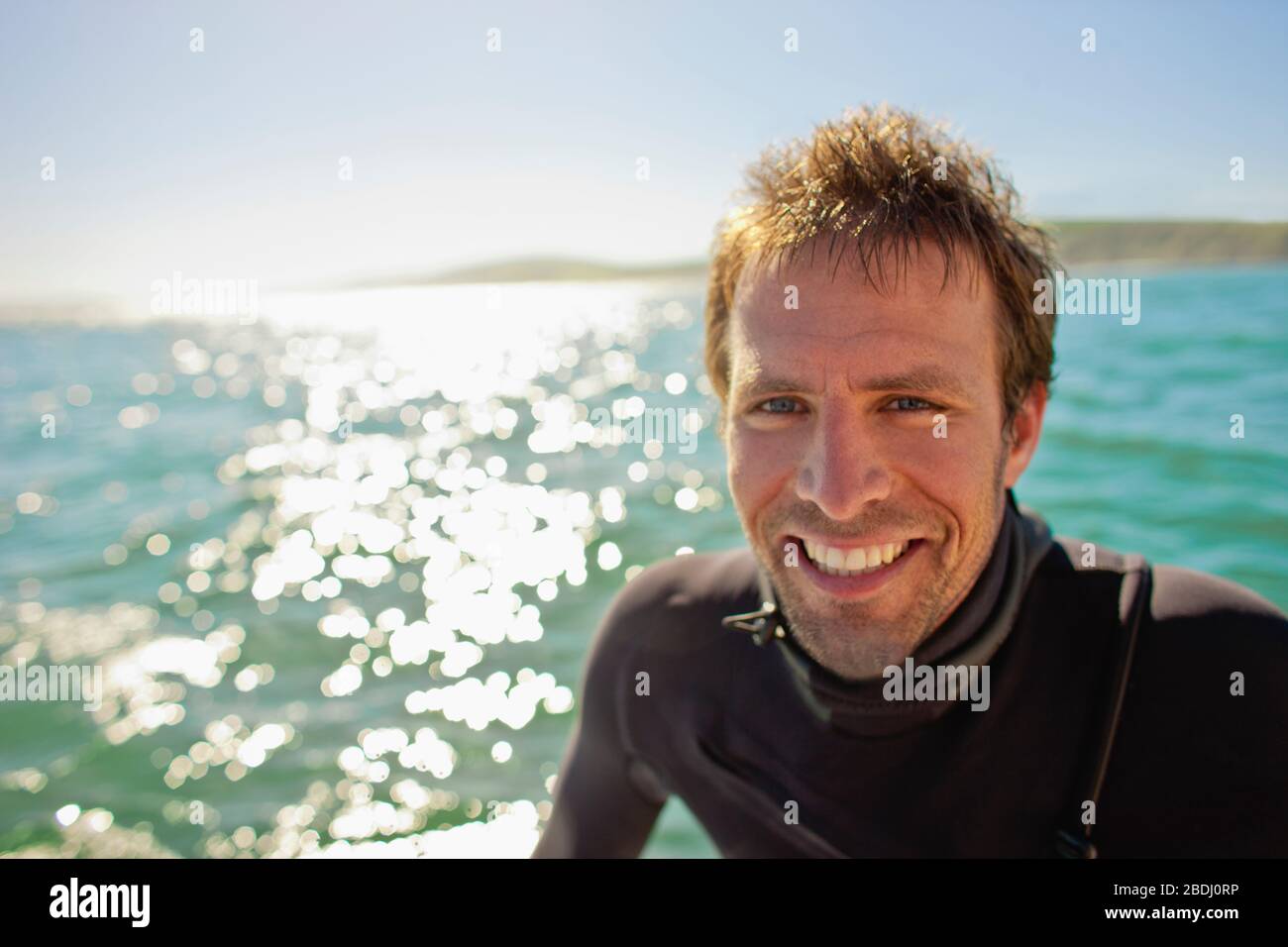Ritratto di un surfista nell'acqua. Foto Stock