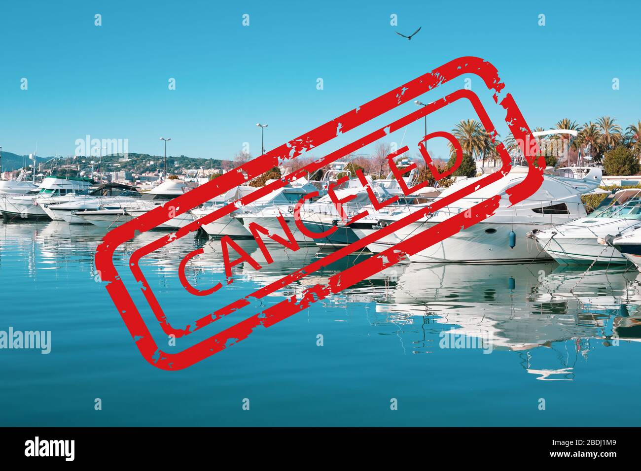 Concetto di blocco pandemico. Vista degli yacht a Marina di Cannes, Costa Azzurra, Francia con timbro rosso cancellato sopra Foto Stock