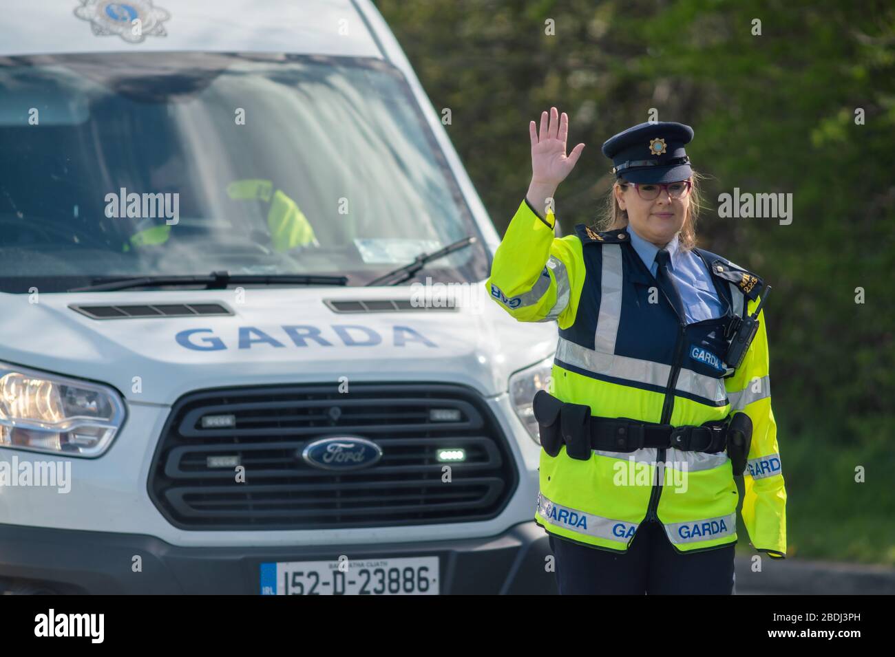 Ashbourne, Irlanda. 8 aprile 2020. I membri di un Garda Síochána, più comunemente chiamati Gardaí o 'le Guardie', sono il servizio di polizia della Repubblica d'Irlanda visto oggi che presera un checkpoint fuori Ashbourne, Contea di Meath per chiedere ai conducenti da dove stanno andando o venendo. Il governo irlandese ha dato al Garda Síochána nuovi poteri per imporre restrizioni alla circolazione pubblica a causa della pandemia del Covid-19.Gardaí può ora arrestare e detenere persone che ritengono non conformi alle restrizioni in vigore sulla circolazione pubblica. Questi poteri straordinari di esecuzione sono in vigore fr Foto Stock