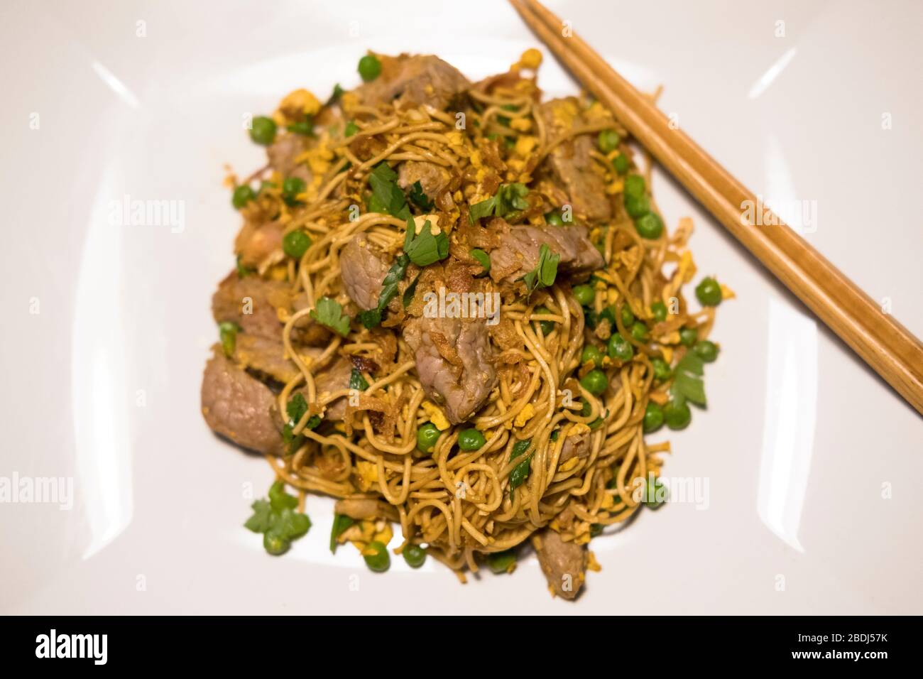 Lisbona, Portogallo - 12 maggio 2018 : maiale e tagliatelle mescolare friggere Foto Stock