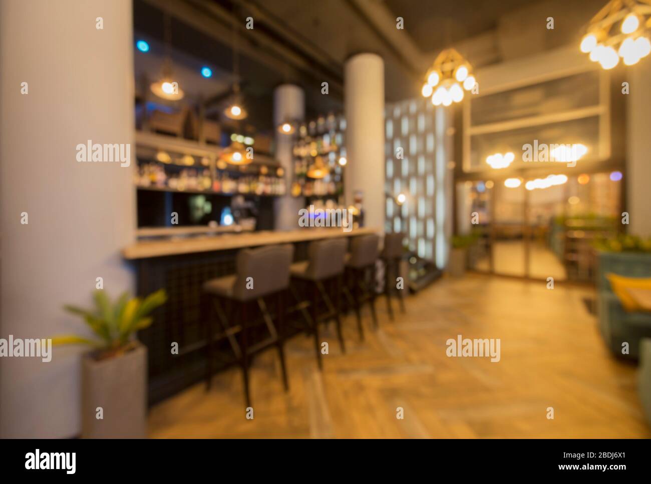 Luce sfocata interni moderni di un ristorante urbano o di un caffè Foto Stock