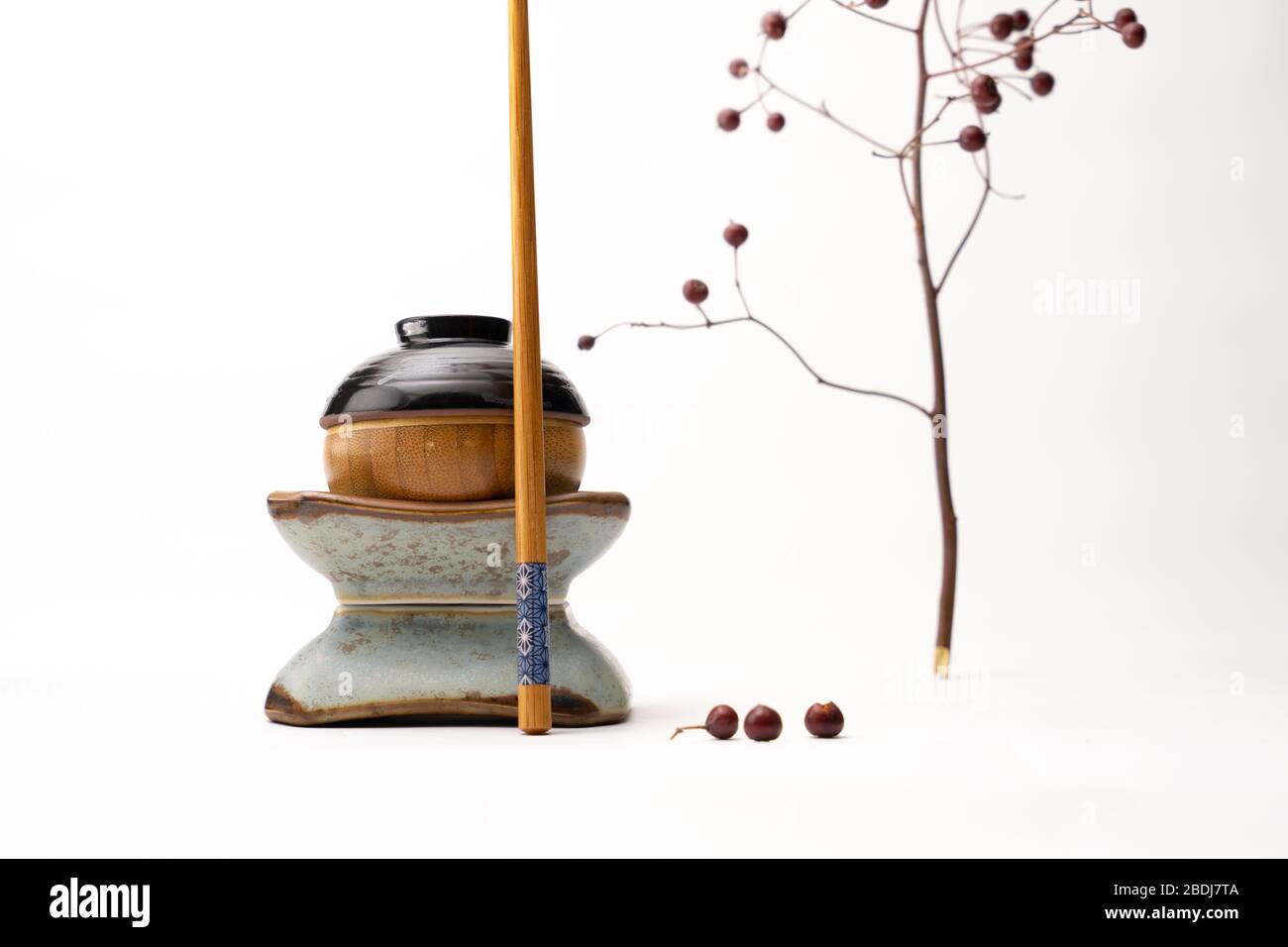 Una vita ferma di una figura giapponese costruita da tazze e un bastone isolato su uno sfondo bianco Foto Stock