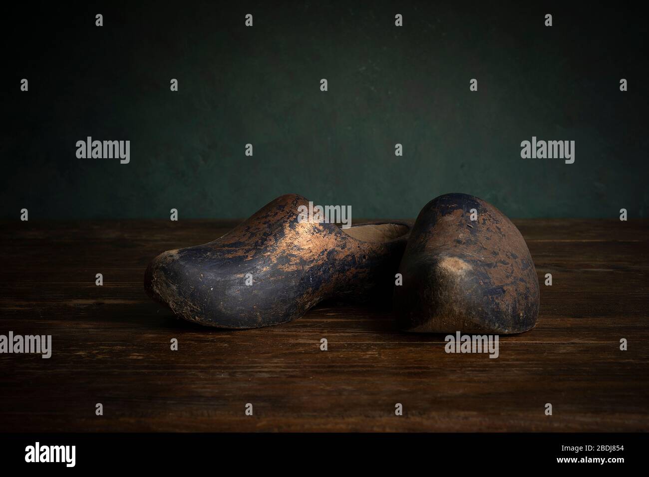 Un paio di zoccoli o scarpe di legno tipiche della cultura olandese in un ambiente di vita, Olanda o Paesi Bassi Foto Stock