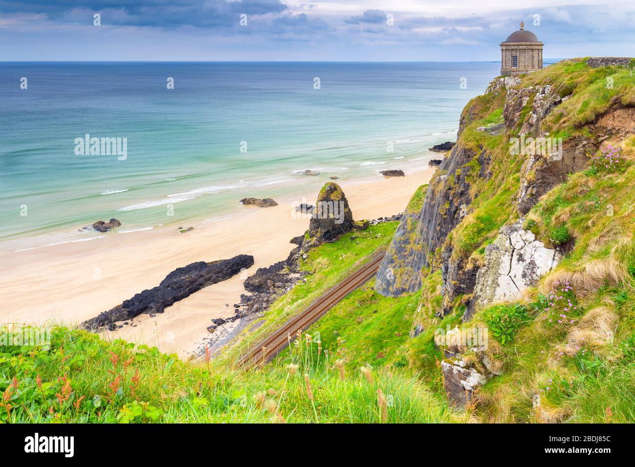 Vista sul tempio di Mussenden e sulla spiaggia di Downhill sottostante. Castlerock, Contea di Antrim, regione dell'Ulster, Irlanda del Nord, Regno Unito. Foto Stock