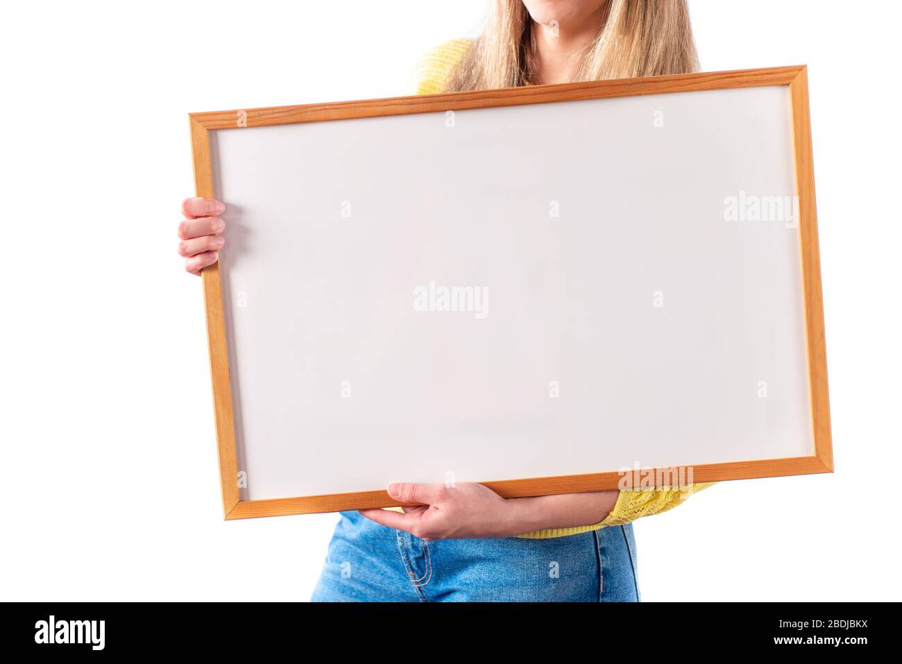 Donna in possesso di un segno bianco, modello ideale per mockup, frasi scritte o disegni Foto Stock