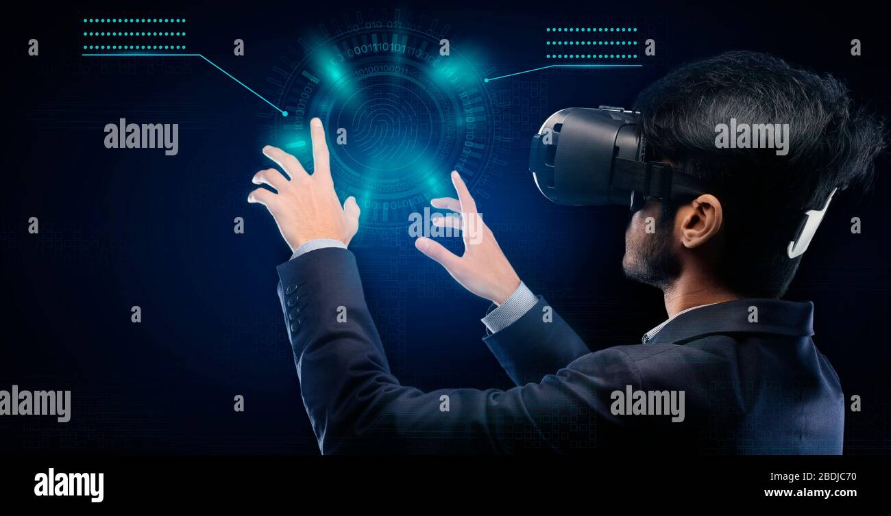 Uomo d'affari in occhiali VR toccando pulsanti di pressione pannello, sfondo blu Foto Stock