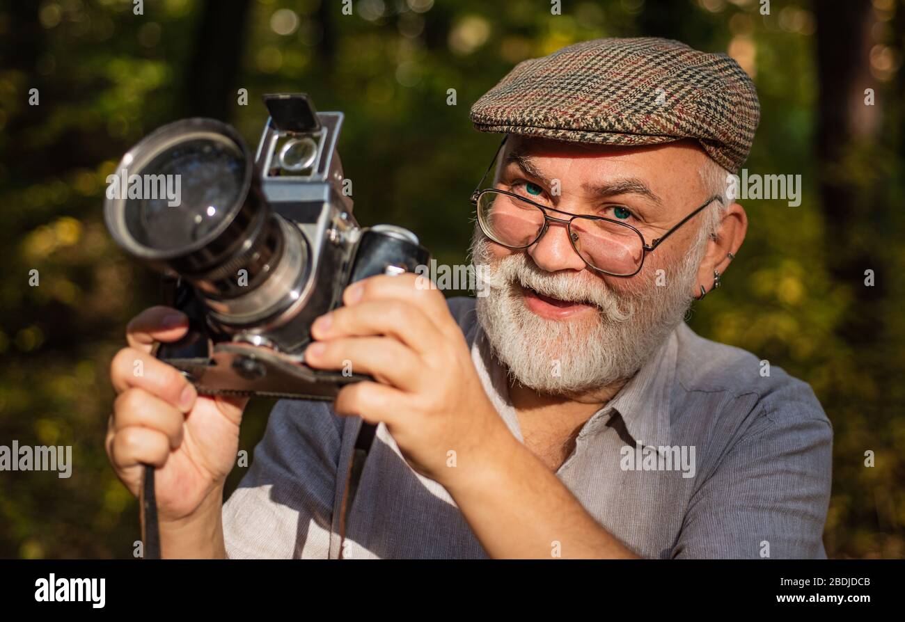 Gli piace il birdwatching. Pensione hobby. Fotografo esperto. Fotocamera  vintage. L'uomo vecchio spara la natura. Fotografo professionista. Crea la  cornice perfetta. Vecchio fotografo che filma. Impostazioni manuali Foto  stock - Alamy