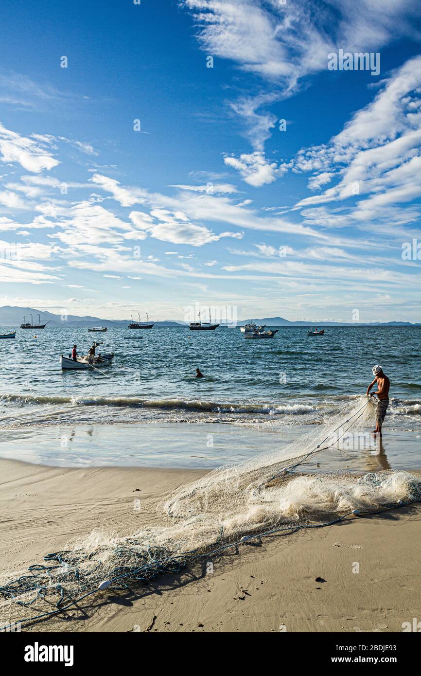 I pescatori a Cachoeira do Bom Jesus Beach. Florianopolis, Santa Catarina, Brasile. Foto Stock