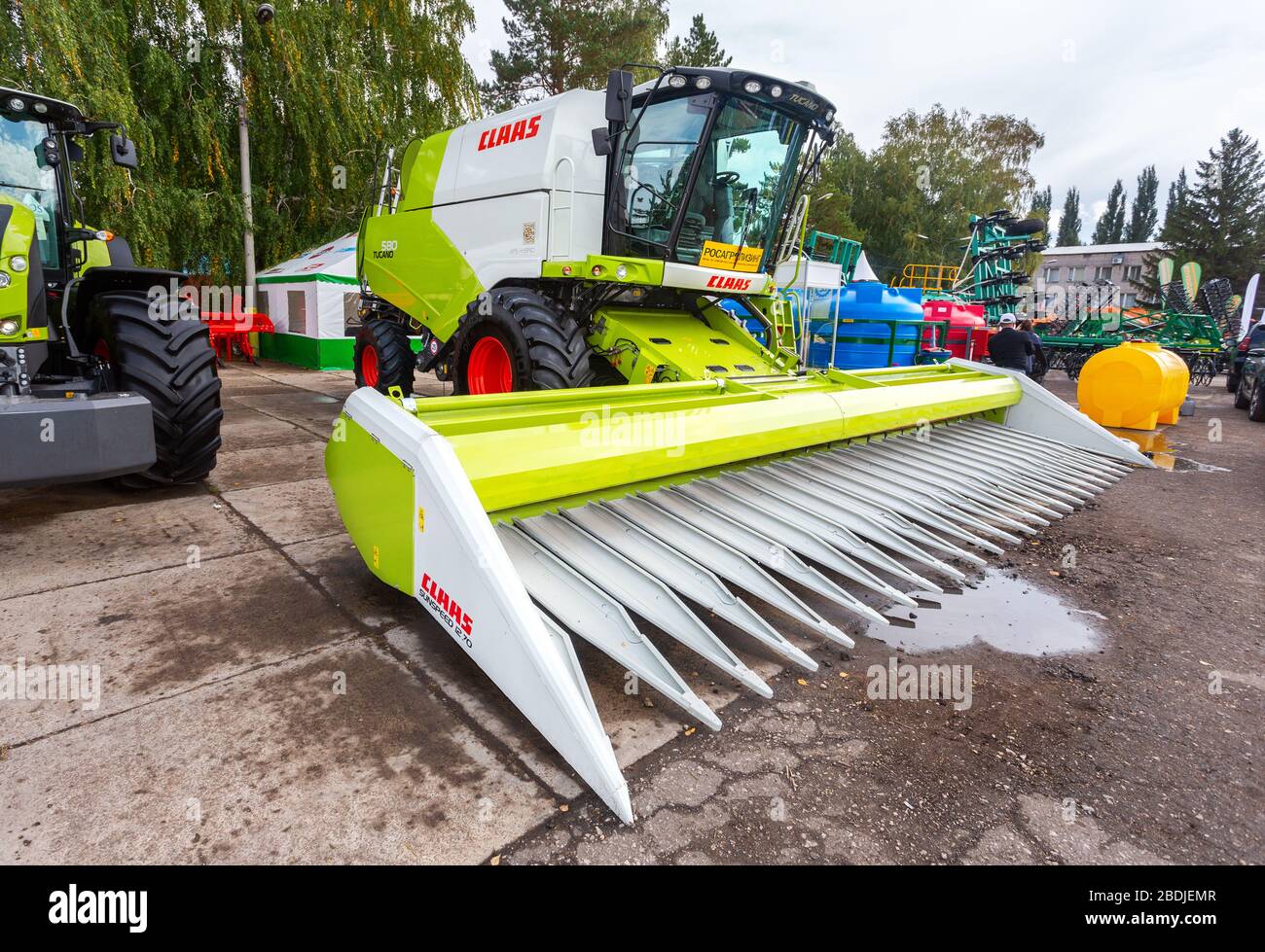 Samara, Russia - 15 settembre 2019: Macchine agricole moderne. Macchina per la risacca del girasole Claas Sunspeed 12-70 all'annuale Volga agro-Incust Foto Stock