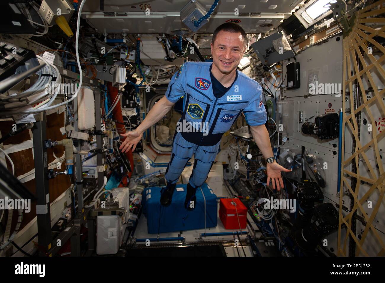 ISS - 29 marzo 2020 - astronauta e spedizione della NASA 62 l'ingegnere di volo Andrew Morgan si pone per un ritratto nell'ambiente senza peso di The Intra Foto Stock