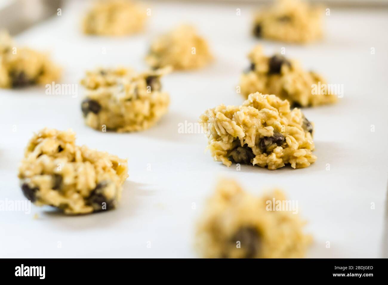 Preparazione di groats e biscotti al cioccolato Foto Stock