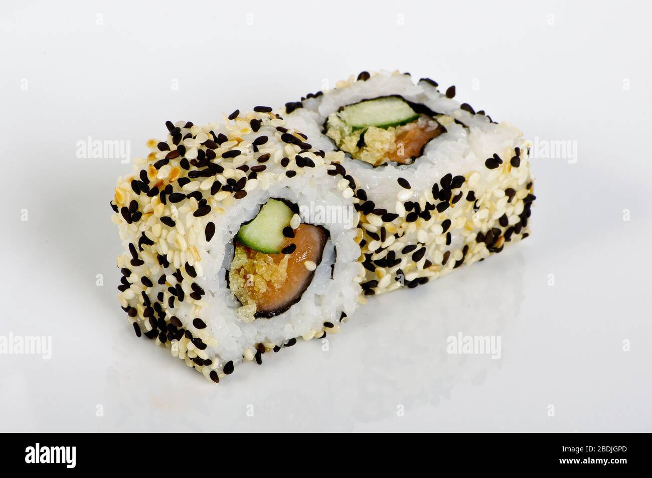Tonni maki con semi di sesamo. Cucina giapponese Foto Stock